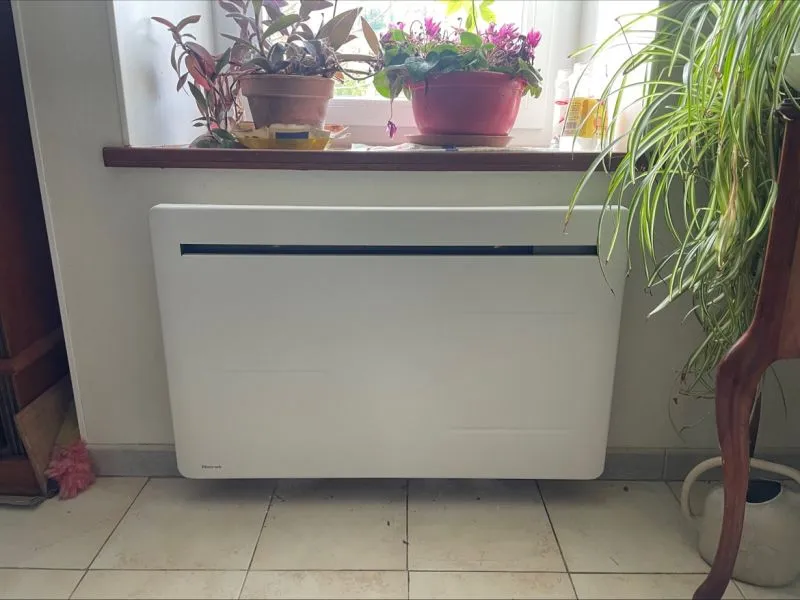 Radiateur neuf sous une fenêtre