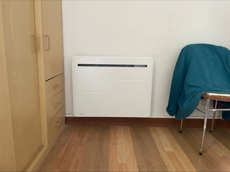 Radiateur neuf dans une chambre