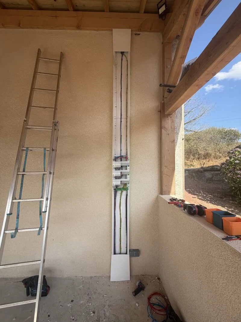 Colonne technique en cours de câblage sous la charpente