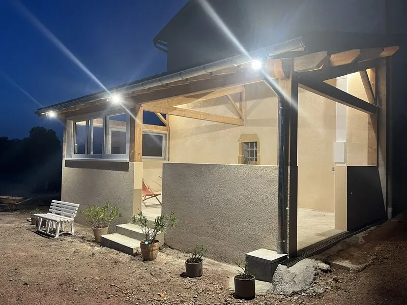 Façade de l'extension éclairée de nuit par des projecteurs