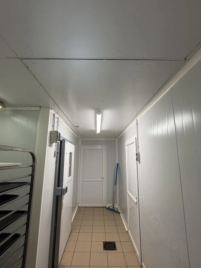 Couloir de la chambre froide avec réglette neuve