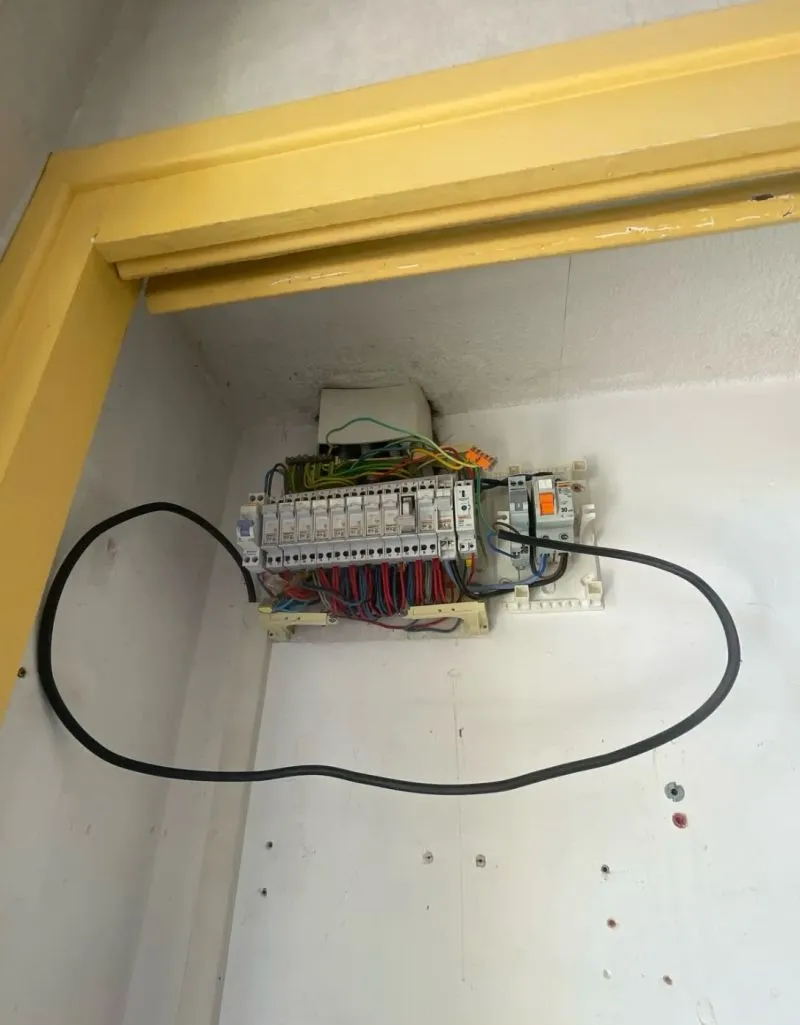Ancien tableau à nu dans un placard, avant travaux
