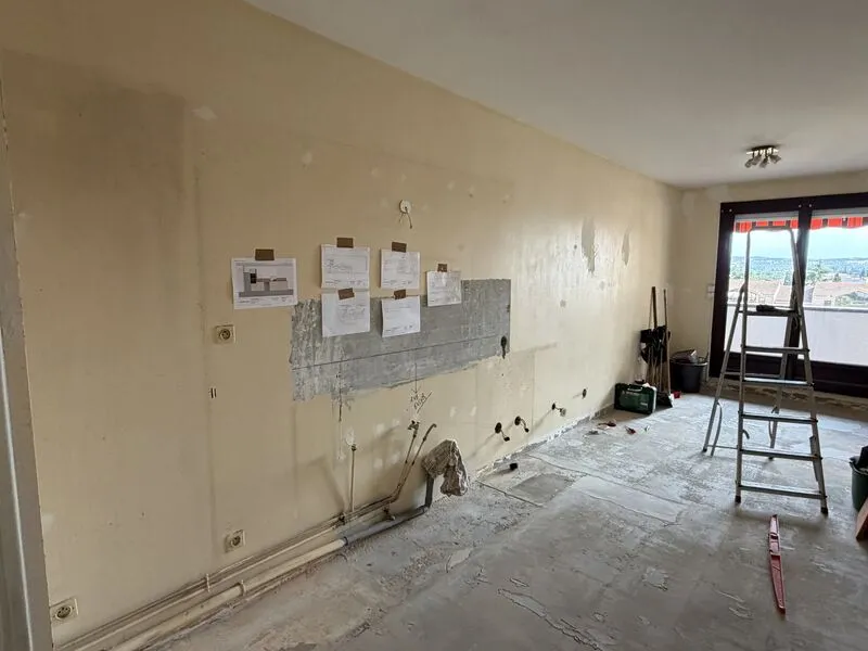 Cuisine en rénovation avec vue sur les toits de Roanne