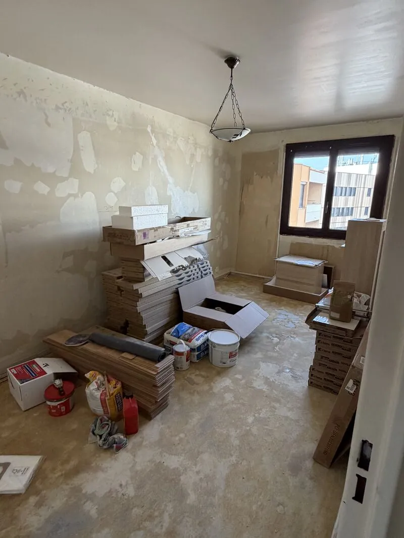 Matériaux de finition stockés dans une chambre