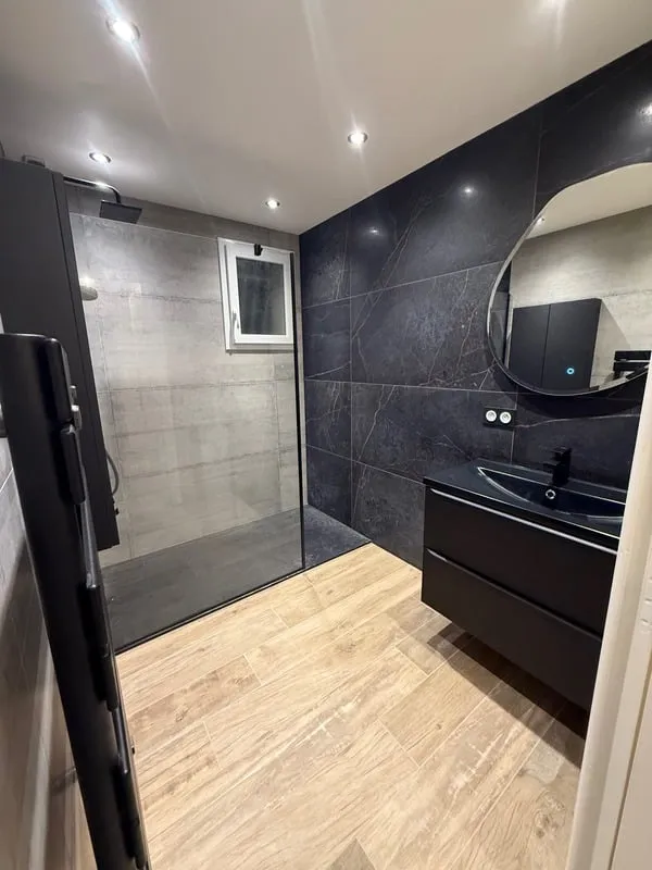 Salle de bain avec douche à l'italienne et spots encastrés